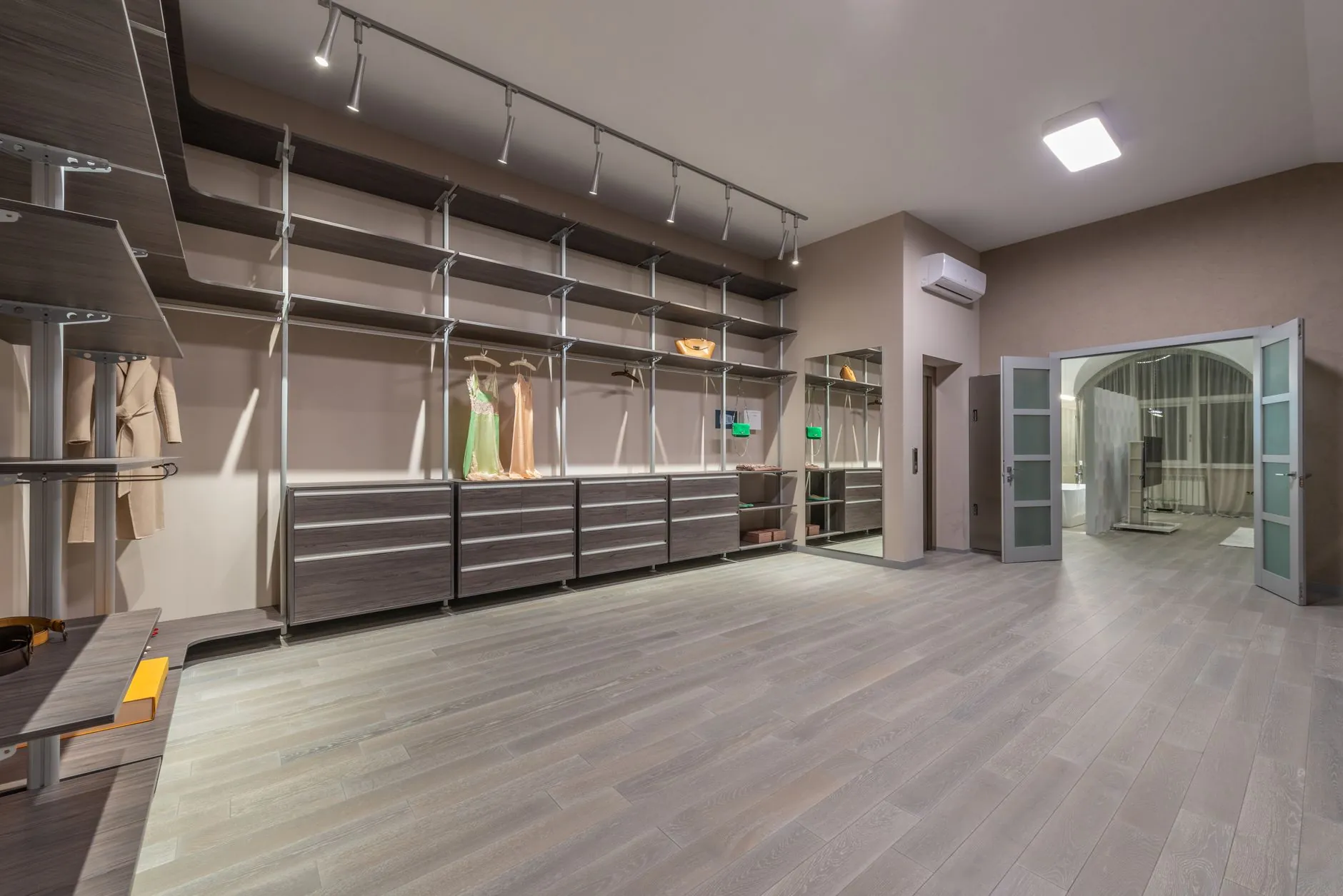 Closet walk-in con diseño a medida