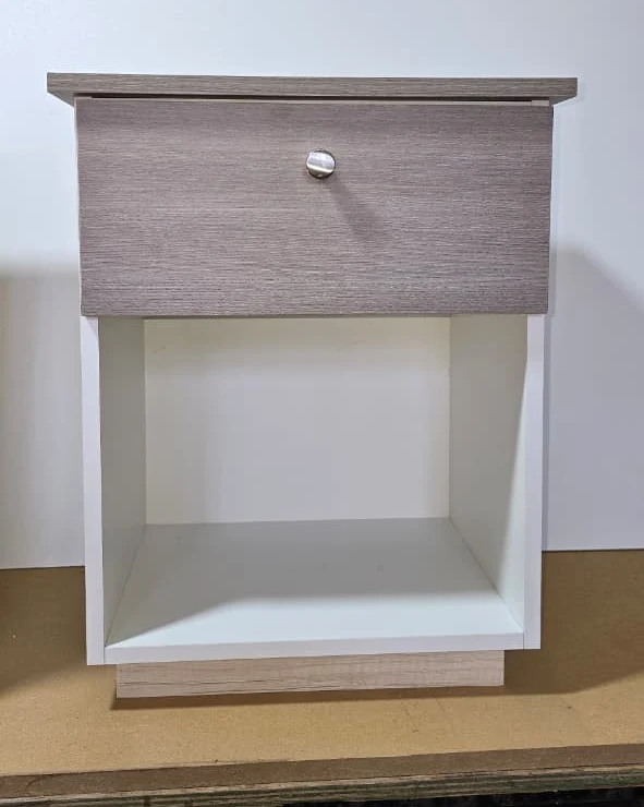 Velador moderno en melamina con cajón y nicho abierto fabricado en taller de Quillota
